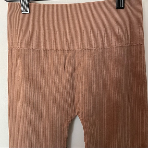 Avocado ribbed yoga leggings in light brown - Picture 4 of 6